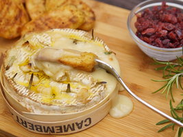 Camembert a pečené zemiaky